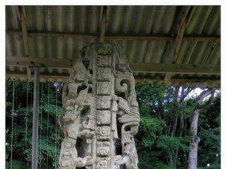 Sur le côté de la stèle N, une superbe bande de glyphes.