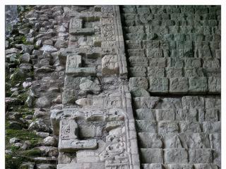 Les balustrades ou rampes qui encadrent l'escalier hiéroglyphique présentent des motifs dérivés de l'art mexicain de Teotihuacan.