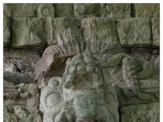 Sur les marches de l'escalier, l'une des cinq sculptures représentant les cinq prédécesseurs de K'ak' Yipyaj Chan K'awiil.