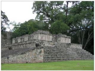 Le monument architectural du jeu de balle est un édifice très grand et imposant, le second par la taille après celui de Chichen Itza (Mexique). Cet édifice est certainement l'un des plus beaux, avec ses reliefs décorant le sol de l'aire de jeu, les plans inclinés où rebondissait la balle. Le jeu de balle: Il s'agit d'un jeu avec une balle en caoutchouc (les Espagnols ne connaissaient pas le latex) de 3 à 4 kg. Seuls le coude, l'épaule, la hanche, le genou peuvent toucher la balle, le but étant de frapper une des têtes d'ara avec cette balle. La partie s'arrête dès qu'un point est marqué, le capitaine des vainqueurs est alors sacrifié.