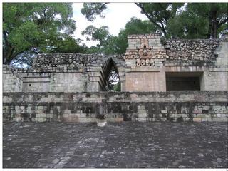 Le jeu de balle est encadré des deux côtés par les vestiaires des deux équipes. Ici le vestiaire ouest (édifice 10), avec la voûte en encorbellement appelée "voûte maya".