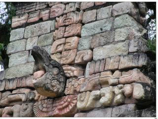 Vue rapprochée de la sculpture de la tête du dieu Macaw (Ara) sur l'édifice 10.