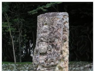 La stèle H représente le roi Waxaklajuun Ubaah K'awiil (Dix-Huit Lapin) dans le rôle du Dieu du Maïs.
