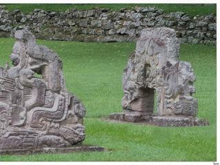 L'autel G est également situé sur la Plaza de las Estellas. C'est en fait un groupe de trois autels, nommés G1, G2 et G3, chacun représentant le dieu Maya Kukulcan, le serpent à plumes. A gauche, l'autel 3, à droite l'autel 2.