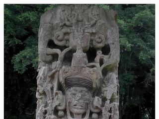 La stèle B représente encore le 13ème souverain de Copán, Waxaklajun Ubaah K'awiil (Dix-Huit Lapin).