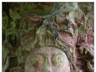 Ce côté de la stèle C montre le roi relativement jeune, il porte une longue barbe, ce qui est rare chez l'homme maya.