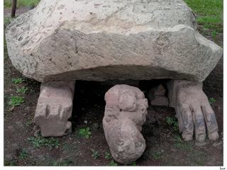 Devant la stèle de Waxaklajuun Ub'aah K'awiil (Dix-Huit Lapin), un autel en forme de tortue cosmique.