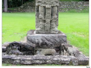 Sur la stèle A, Waxaklajuun Ubaah K'awiil (Dix-Huit Lapin) porte une coiffe de grandes nattes tissées. Cette sculpture du Préclassique tardif représente l'esprit d'un ancêtre divinisé apparaissant à son descendant. Il porte aussi une bande céleste autour de sa taille composée d’une alternance de visages et de bandes croisées. Les têtes qui pendent de l'avant et des côtés de la ceinture représentent le visage d'un jeune seigneur; il s’agit du dieu Ahau Pop. Seule la stèle A suit la tradition des monuments les plus anciens de Copán, qui confinent la représentation figurée sur la face avant de la stèle, préservant les secteurs latéraux et arrière pour des panneaux de textes. Sous la stèle se trouve une chambre cruciforme, destinée à accueillir des offrandes. L'original de cette stèle se trouve au Musée de la Sculpture.