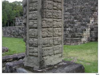 Seule la stèle A suit la tradition des monuments les plus anciens de Copán, qui confinent la représentation figurée sur la face avant de la stèle, préservant les secteurs latéraux et arrière pour des panneaux de textes.