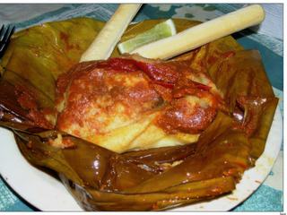 Plat typique cuit dans des feuilles de bananiers.
