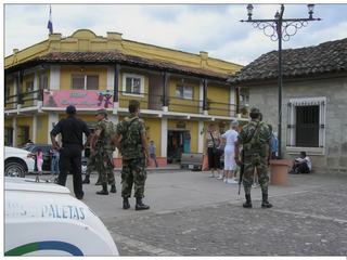 En 2006 dans les rues, au Honduras. Depuis plusieurs années, le pays doit faire face à la montée de la violence, impliquant notamment des gangs mafieux. Actuellement le pays connait une crise migratoire avec la formation d'une caravane de migrants allant vers les États-Unis.