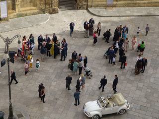 Sortie de mariage sur la Piazza Bellini.