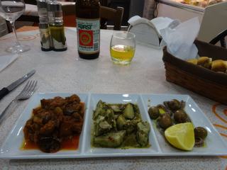 Palerme: caponata-artichauts-olives dans une petite trattoria.