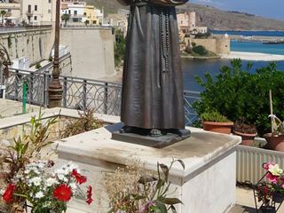 Castellammare del Golfo: statue de Padre Pio.