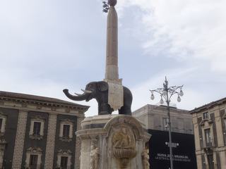 Catane: Piazza del Duomo - Fontaine de l'Elephant.