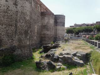 Catane: Castello Ursino (avec les anciennes traces de coulées de lave).