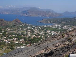 Vulcano: vue sur l'île et sur Lipari au loin.