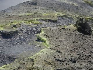 Vulcano: traces de soufre sur le volcan.