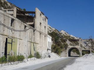 Lipari: anciennes installations d'extraction de pierre ponce.