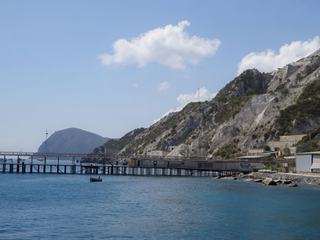 Lipari: anciennes installations d'extraction de pierre ponce.