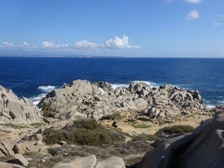 Capo Testa (* on devine les falaises de Bonifacio au loin).