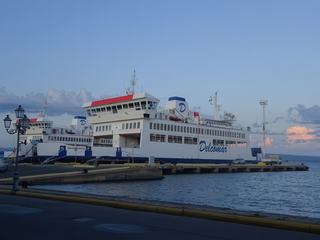 Ferry Delcomar à quai.