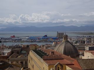 Cagliari: effet "millefeuille" avec la ville, le port, la mer, les montagnes.