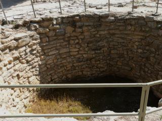 Dans la cour ouest, une des trois fosses (kouloures) à offrandes (ou d'anciens silos à blé), le sujet fait encore débat entre archéologues. Elles appartiennent à l'époque du 1er palais.