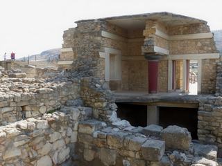 Les propylées sud sont le fruit d’une restauration en béton effectuée par Evans. Ce sont les salles ou couloirs soutenus par des colonnes. Béton pour les piliers et pour le sol, des pans entiers du site ont été recréés artificiellement, selon des suppositions qui n’ont pas toujours pu être confirmées. Les murs eux-mêmes ont été remontés en pierres liées par du ciment.