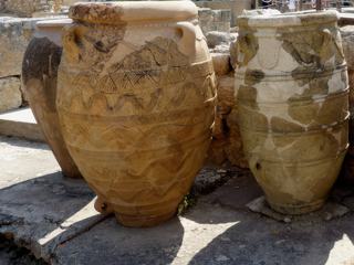 Les pithoï, énormes vases où l'on gardait les provisions (l'huile, le vin), étaient stockés dans des magasins.