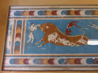 Fresque du saut au dessus du taureau, 1600-1400 av J.-C. Cette fresque décrit la façon dont ce sport était pratiqué. Elle a été trouvée dans l'aile est du palais de Knossos, elle est exposée au musée archéologique d'Héraklion.