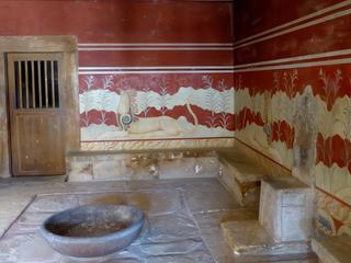 La salle du trône est une reconstitution d'Evans. On peut y voir un trône en albâtre ainsi qu'une imposante vasque en porphyre. Sur les murs des griffons sans ailes, et de chaque côté du trône des bancs de pierres.