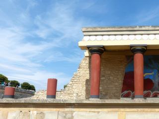 Vue sur la fresque en relief du Taureau peint en rouge.