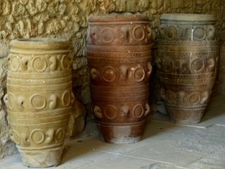 Grandes jarres (pithoi).