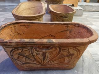 Le Musée archéologique d'Héraklion présente d’exceptionnels sarcophages (larnakes), parfaitement conservés. Ceux-ci ressemblent à des baignoires (1350-1250 av J.-C).