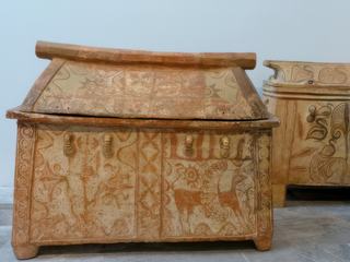Larnakes avec couvercle à pignons trouvés à Palaikastro (1370-1300 av J.-C). Celui qui est au 1er plan est décoré d'un griffon sur sa partie droite et de fleurs et de doubles-haches sur sa partie gauche. La double-hache (labrys) est un élément récurrent dans la religion minoenne.