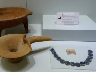 Poteries et bijoux minoens.