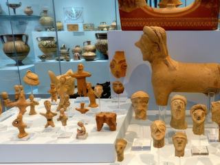 De nombreuses offrandes ont été trouvées sur le site d'Agia Triada, notamment des figurines humaines et animales en bronze et en argile.