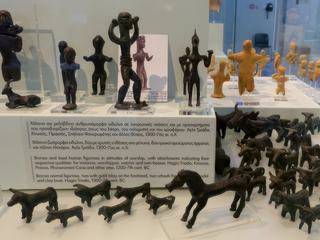 Figurines d'animaux et humaines en bronze et en plomb dans différentes attitudes indiquant leur qualité respective: un porteur de bélier (derrière le bélier couché), un adorateur, un guerrier. Ces pièces proviennent d'Agia Triada, Knossos, Praisos, grottes de Phaneromeni et autres sites (1300-7e siècle av J.-C).