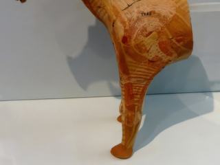 Fragment d'un taureau en terre cuite polychrome.
