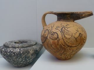 A droite, cruche décorée d'oiseaux.