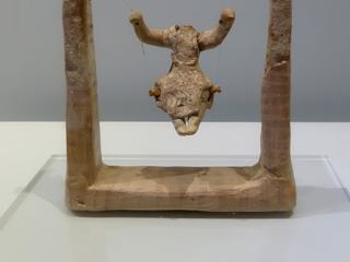 Cette balançoire (1500-1450av J.-C) provient de Agia Triada. L’usage de la balançoire n’est ni une distraction, ni un confort, c’est une pratique religieuse. De nos jours, on la retrouve en Inde et dans certaines régions de Grèce, le balancement est rituel. La femme représentée, en terre cuite, est une fidèle ou une prêtresse.
