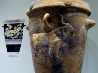 Grand vase retrouvé en 1997 à Archanes qui a été un site minoen important.