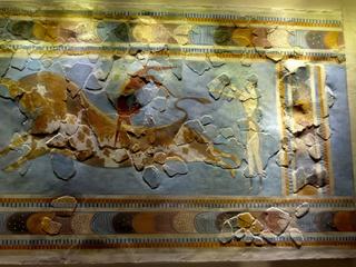 Cette fresque représente une scène de taurokathapsia, ou saut au-dessus d’un taureau. Elle provient de Knossos (Minoen moyen III, 1800-1700 av. J.-C). Elle représente, sur un fond bleu, un taureau qui est en train de charger vers la gauche, dans l’attitude du "galop volant". Trois "acrobates" l’entourent, qui exécutent toutes les phases d’un saut périlleux. À gauche, une femme s’apprête à sauter et à se saisit des cornes de l’animal, tandis qu’un homme effectue un saut, tête à l’envers, au-dessus du dos du taureau et que, à droite, une autre femme, les bras levés, vient apparemment de se réceptionner. Ces personnages portent tous pour uniques vêtements une ceinture épaisse et un pagne, qu’ils soient homme ou femme. Les femmes se distingueraient par leur peau claire, leurs bijoux et leur coiffure plus soignée. Toute cette scène de tauromachie est encadrée par des bordures colorées remplies de motifs rocheux stylisés. Il semblerait qu’elle ait fait partie d’un ensemble plus large comportant d’autres panneaux. La signification de ces jeux acrobatiques reste hypothétique, mais leur caractère rituel est vraisemblable et souligne l’omniprésence du taureau dans la civilisation minoenne.