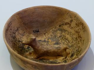 Coupe avec figure animale à l'intérieur (trouvé à Paleskastro).