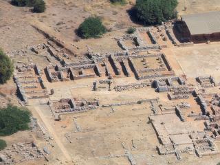 Vue aérienne du palais de Malia, depuis le Nord-Ouest. Cliché de l'Ecole Française d'Athènes (EFA).