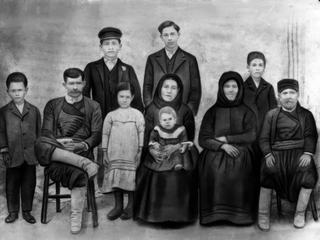 La famille Remoundakis. Epaminondas, âgé de deux ans est assis sur les genoux de sa mère Kléanthi.