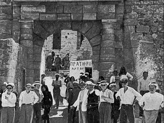 Groupe de malades à l'entrée de la porte de l'embarcadère(1930).