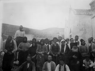 Un groupe de malades près de l'église de Panteleimon.