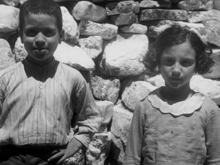 Des mariages ont eu lieu, plus de vingt enfants ont été mis au monde sur l’île de Spinalonga, que l’état grec enlevait à leurs parents. Malgré tout, certains sont restés sur l'île et une école a été construite. A noter que ces enfants n'ont pas développé la maladie.
